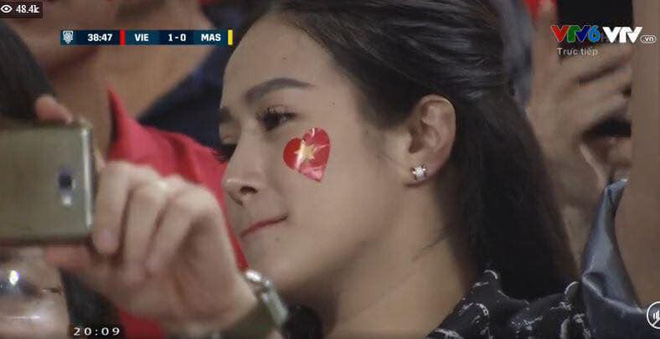 Xuất hiện trên khán đài trận Việt Nam - Malaysia, facebook cô gái trẻ bỗng bị tấn công