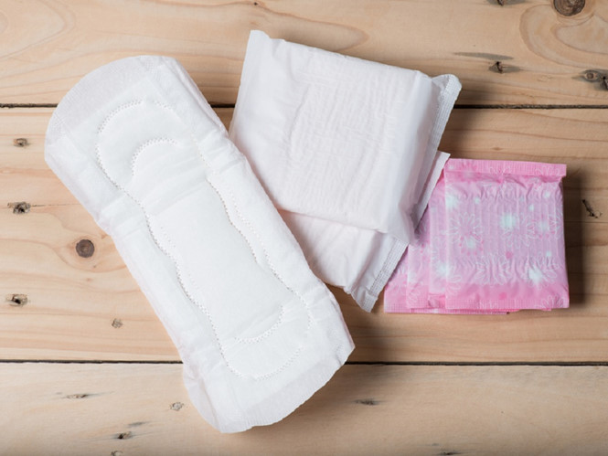 Uống nước nấu từ băng vệ sinh đã sử dụng, nhiều người trẻ Indonesia bị bắt