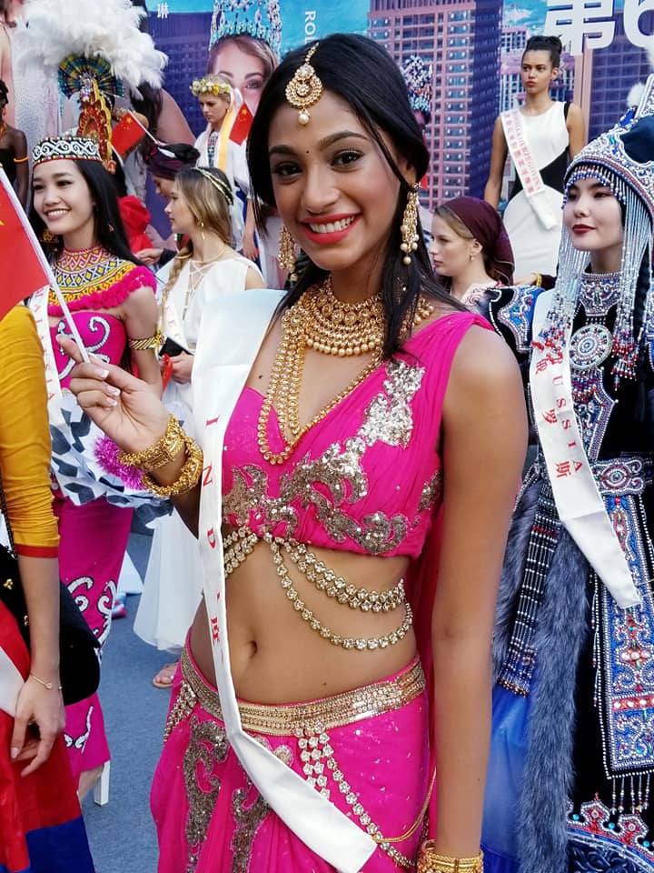 Tiểu Vy gặp hạn khi vô tình đối đầu với cái máy nói trong phần thi đấu trí ở Miss World