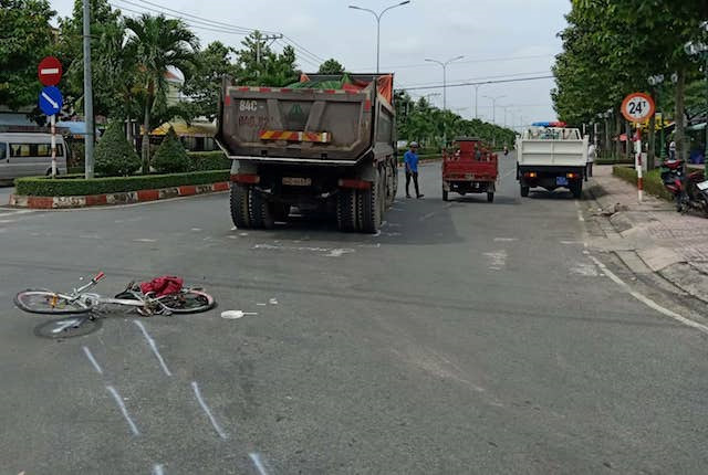 Va chạm với xe tải chở đá, nam sinh lớp 6 bị dập nát chân