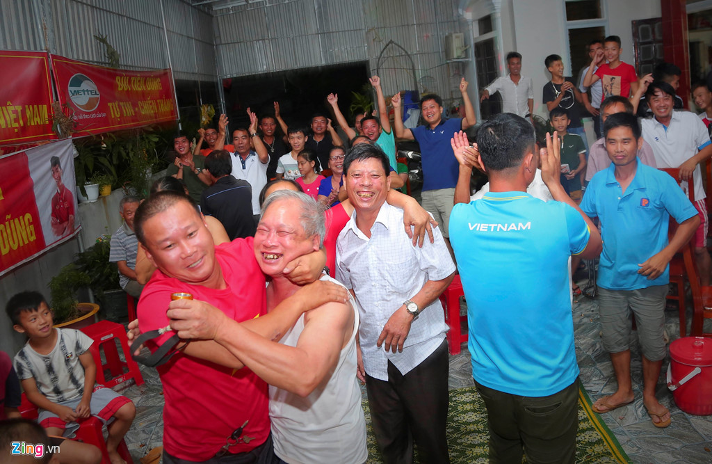 Bố mẹ thủ môn Bùi Tiến Dũng cổ vũ đội tuyển từ bệnh viện