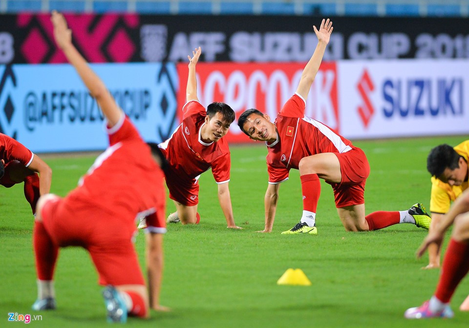 Bố mẹ thủ môn Bùi Tiến Dũng cổ vũ đội tuyển từ bệnh viện