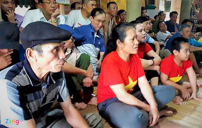 Bố mẹ thủ môn Bùi Tiến Dũng cổ vũ đội tuyển từ bệnh viện