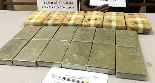Người đàn ông vận chuyển 12 bánh heroin, 40.000 viên thuốc lắc