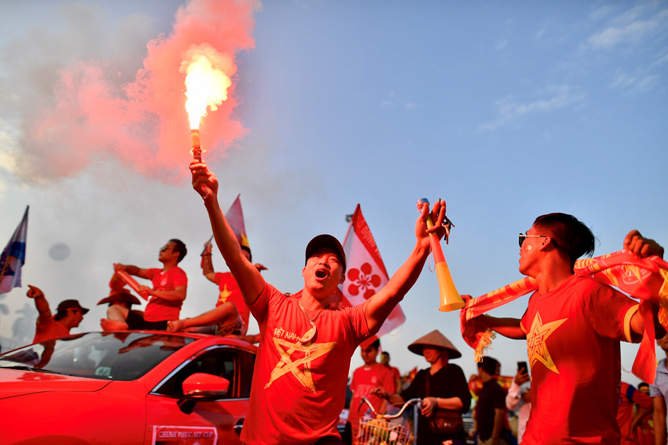 CĐV Hải Phòng đốt pháo sáng trước trận Việt Nam gặp Malaysia