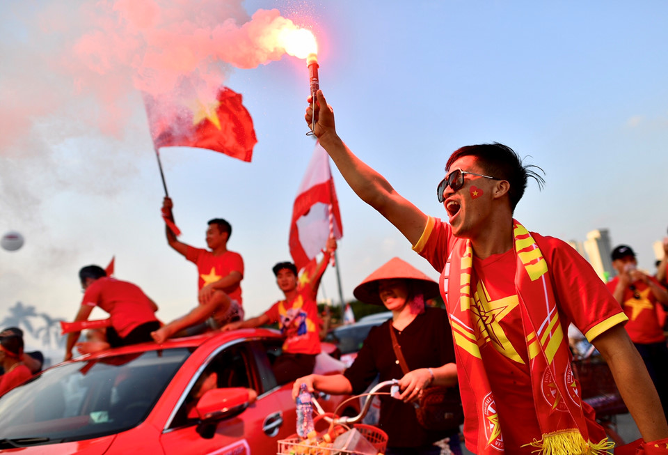 CĐV Hải Phòng đốt pháo sáng trước trận Việt Nam gặp Malaysia