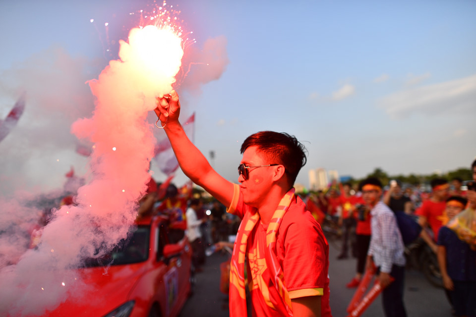 CĐV Hải Phòng đốt pháo sáng trước trận Việt Nam gặp Malaysia