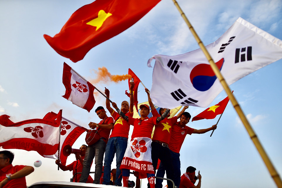 CĐV Hải Phòng đốt pháo sáng trước trận Việt Nam gặp Malaysia