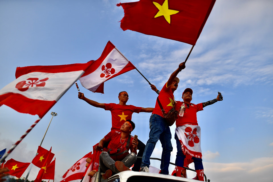 CĐV Hải Phòng đốt pháo sáng trước trận Việt Nam gặp Malaysia