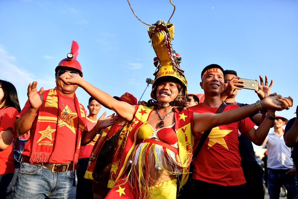 CĐV Hải Phòng đốt pháo sáng trước trận Việt Nam gặp Malaysia