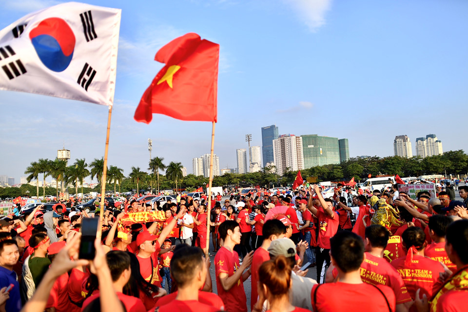 CĐV Hải Phòng đốt pháo sáng trước trận Việt Nam gặp Malaysia