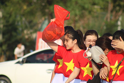 Sân Mỹ Đình: Nhiều hot girl có mặt từ sớm tiếp lửa cho đội tuyển Việt Nam gặp Malaysia