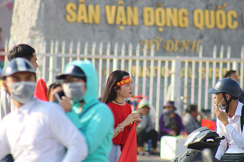 Sân Mỹ Đình: Nhiều hot girl có mặt từ sớm tiếp lửa cho đội tuyển Việt Nam gặp Malaysia