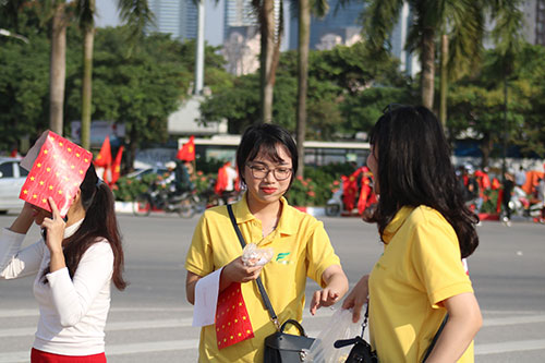 Sân Mỹ Đình: Nhiều hot girl có mặt từ sớm tiếp lửa cho đội tuyển Việt Nam gặp Malaysia