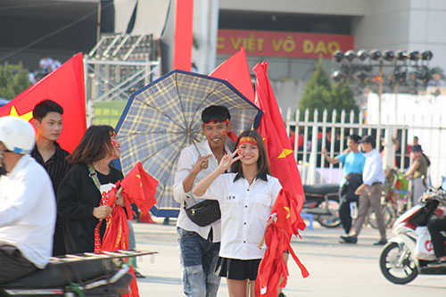 Sân Mỹ Đình: Nhiều hot girl có mặt từ sớm tiếp lửa cho đội tuyển Việt Nam gặp Malaysia