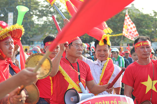 Sân Mỹ Đình: Nhiều hot girl có mặt từ sớm tiếp lửa cho đội tuyển Việt Nam gặp Malaysia