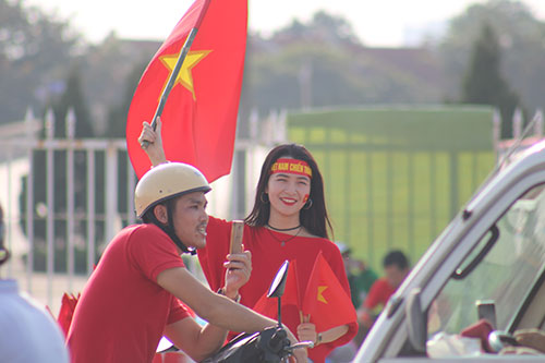 Sân Mỹ Đình: Nhiều hot girl có mặt từ sớm tiếp lửa cho đội tuyển Việt Nam gặp Malaysia