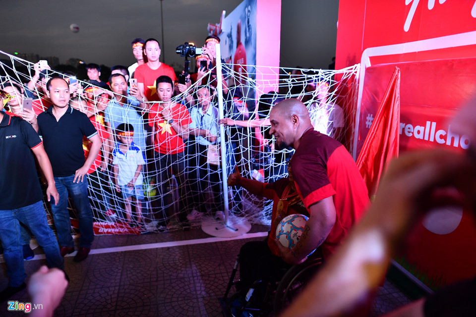 Huyền thoại Roberto Carlos giao lưu cùng người hâm mộ tại sân Mỹ Đình