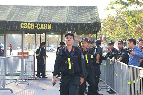 Roberto Carlos tới sân Mỹ Đình, an ninh thắt chặt trước trận Việt Nam gặp Malaysia