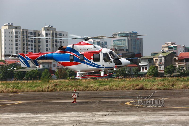 Video - Ảnh: Hai trực thăng Nga trình diễn ấn tượng trên bầu trời Hà Nội