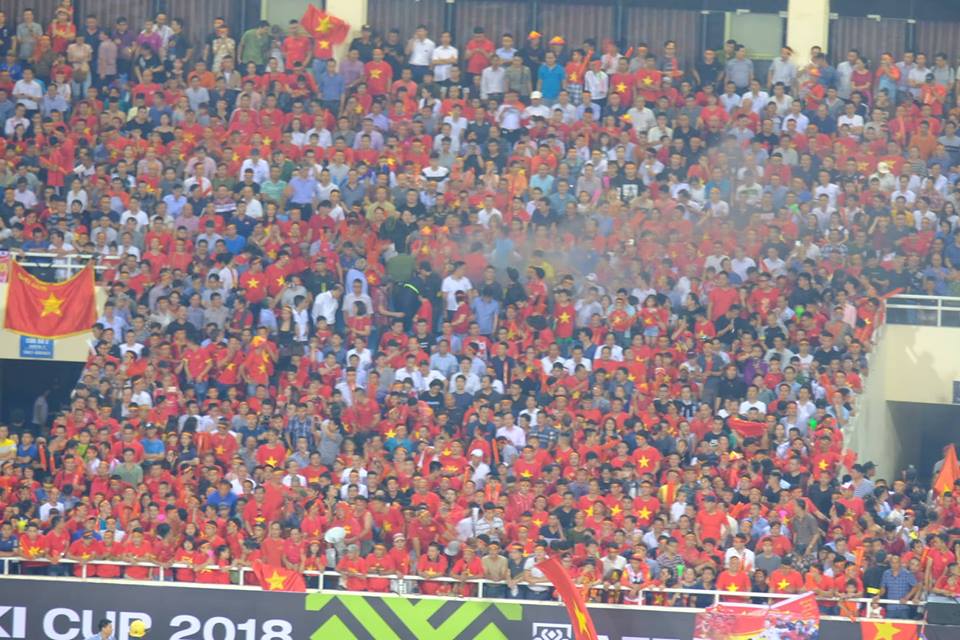 Công Phượng ghi bàn, an ninh có mặt tức thì dập pháo sáng