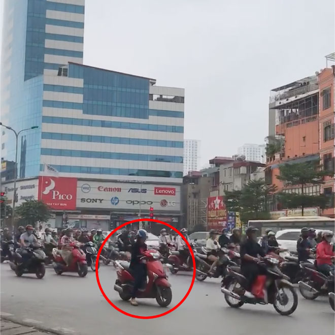 Góc mặc kệ: Nữ ninja thản nhiên đứng giữa đường lướt điện thoại, dòng đời qua lại chị chẳng bận tâm