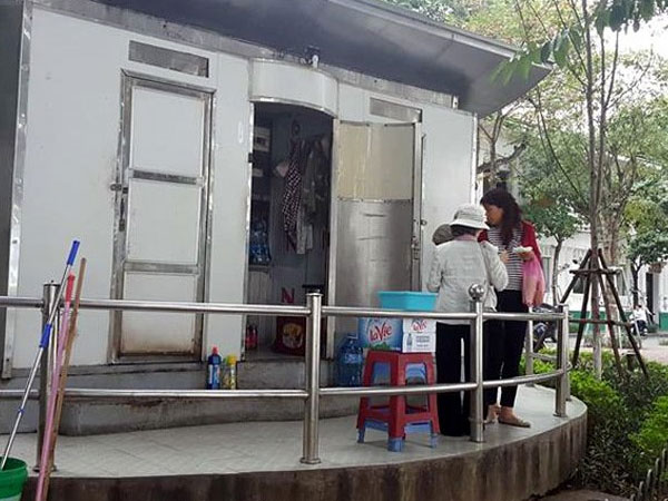 Hành động oái ăm của nam thanh niên ở cửa nhà vệ sinh công cộng