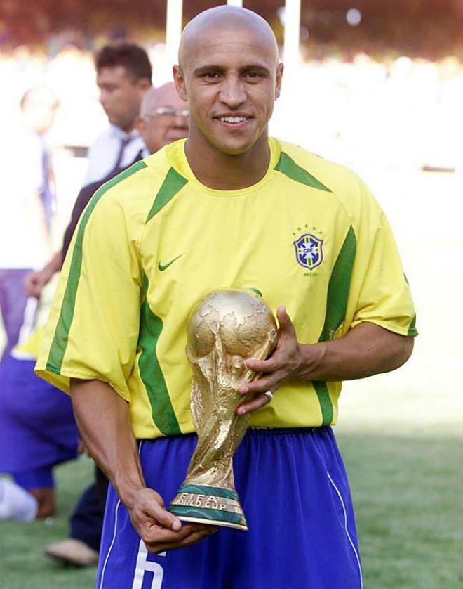 Bất ngờ Roberto Carlos đến Mỹ Đình cổ vũ Việt Nam đấu Malaysia