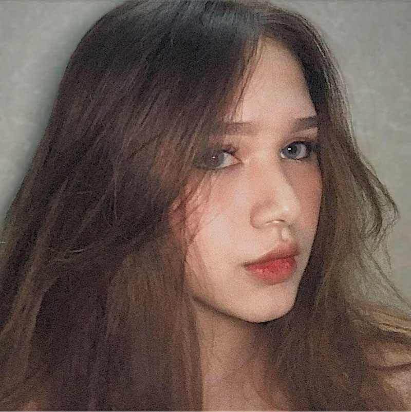 Chỉ một bức ảnh chụp lén, cô bạn đứng mua bánh ở cửa hàng của PewPew được dân mạng truy lùng vì quá xinh