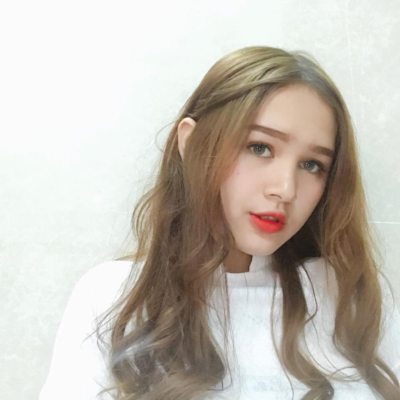 Chỉ một bức ảnh chụp lén, cô bạn đứng mua bánh ở cửa hàng của PewPew được dân mạng truy lùng vì quá xinh