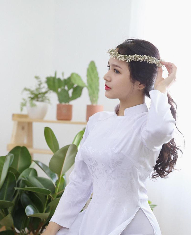 Chỉ một bức ảnh chụp lén, cô bạn đứng mua bánh ở cửa hàng của PewPew được dân mạng truy lùng vì quá xinh