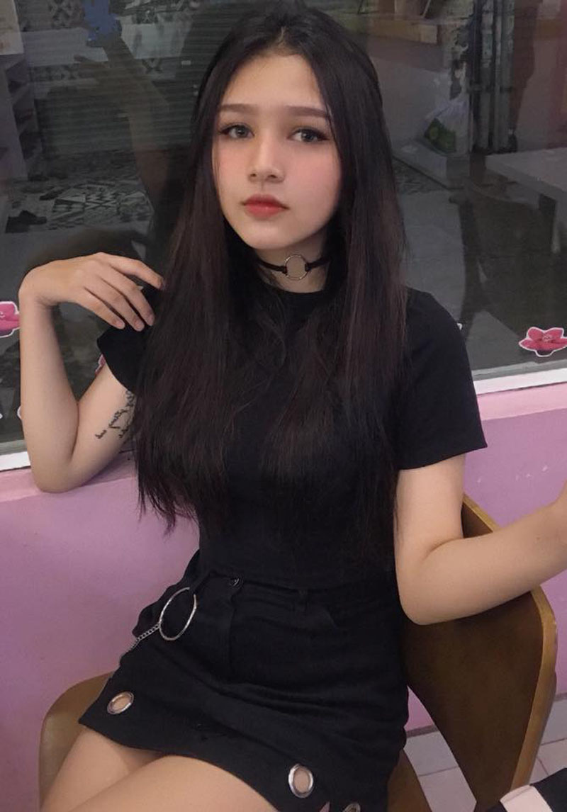 Chỉ một bức ảnh chụp lén, cô bạn đứng mua bánh ở cửa hàng của PewPew được dân mạng truy lùng vì quá xinh