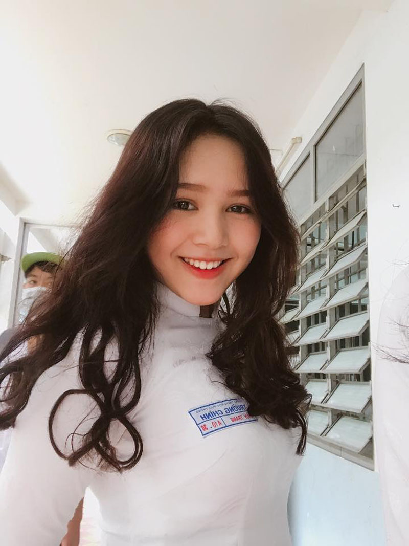 Chỉ một bức ảnh chụp lén, cô bạn đứng mua bánh ở cửa hàng của PewPew được dân mạng truy lùng vì quá xinh