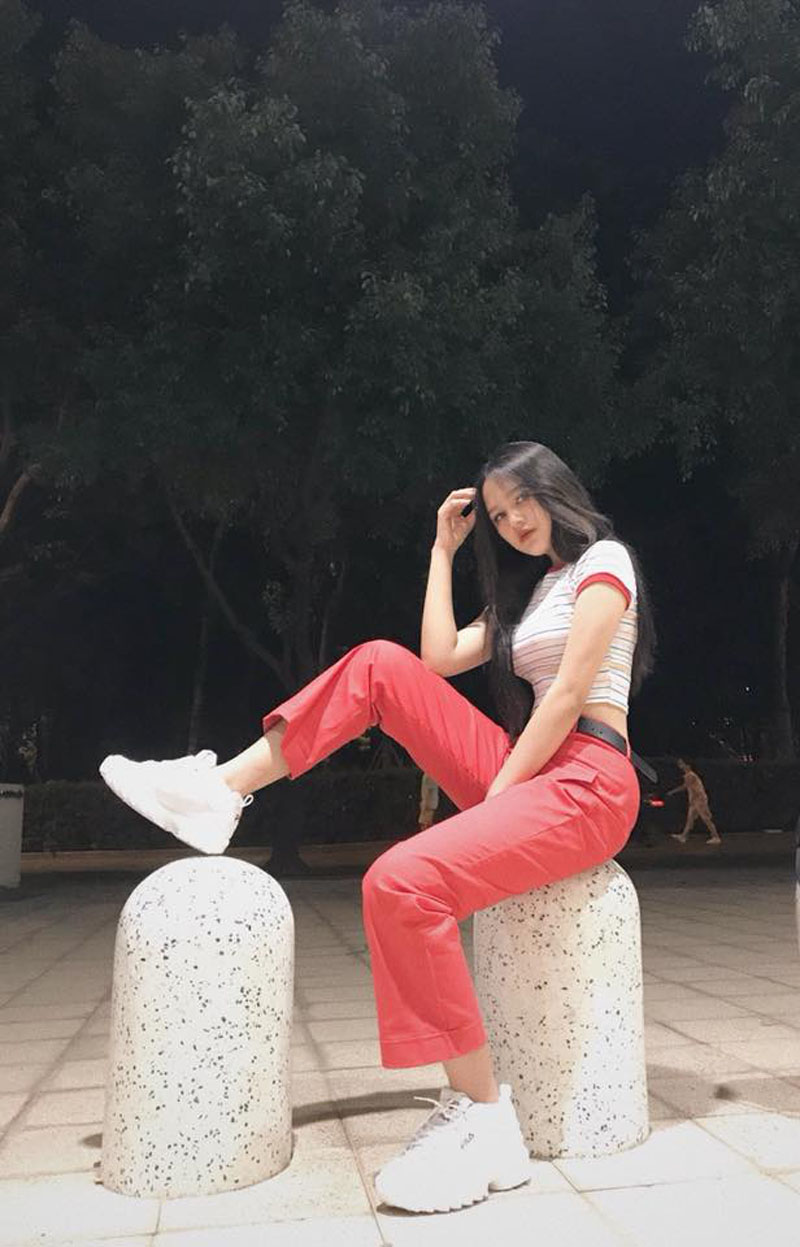 Chỉ một bức ảnh chụp lén, cô bạn đứng mua bánh ở cửa hàng của PewPew được dân mạng truy lùng vì quá xinh