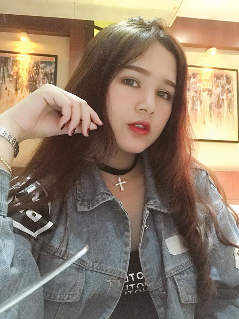 Chỉ một bức ảnh chụp lén, cô bạn đứng mua bánh ở cửa hàng của PewPew được dân mạng truy lùng vì quá xinh