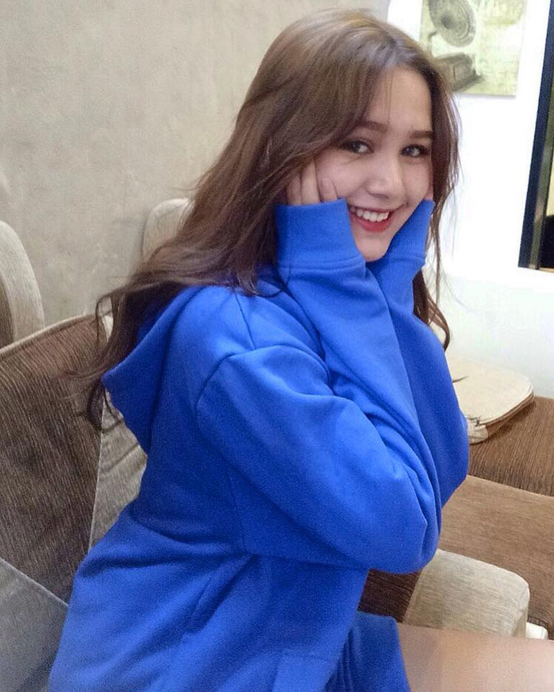 Chỉ một bức ảnh chụp lén, cô bạn đứng mua bánh ở cửa hàng của PewPew được dân mạng truy lùng vì quá xinh