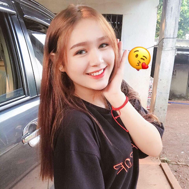 Chỉ một bức ảnh chụp lén, cô bạn đứng mua bánh ở cửa hàng của PewPew được dân mạng truy lùng vì quá xinh