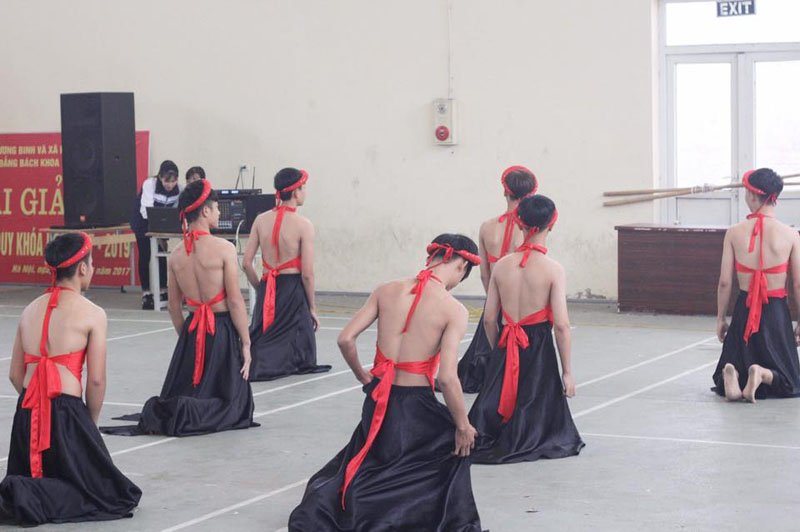 Loạt ảnh chứng minh việc diện váy, múa dẻo đã không còn là đặc thù của cánh con gái