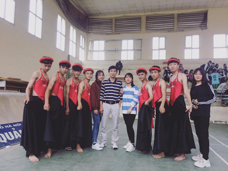 Loạt ảnh chứng minh việc diện váy, múa dẻo đã không còn là đặc thù của cánh con gái