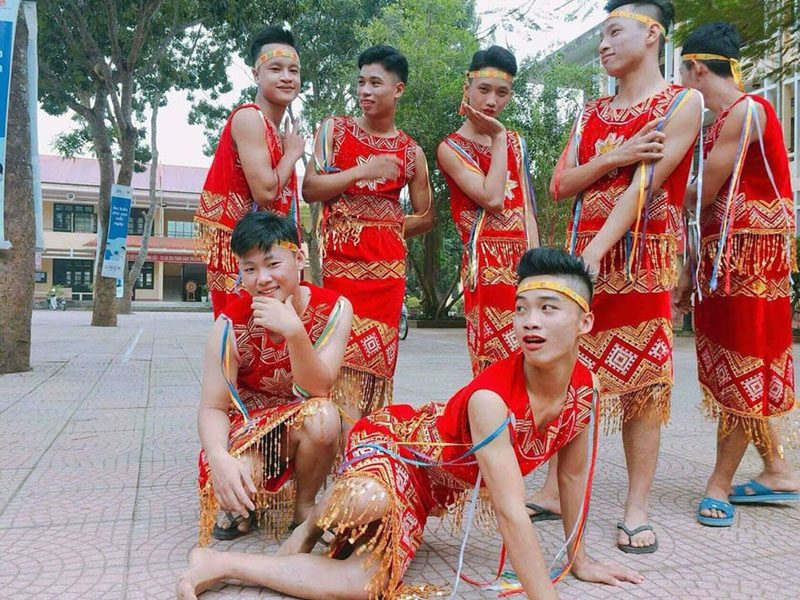 Loạt ảnh chứng minh việc diện váy, múa dẻo đã không còn là đặc thù của cánh con gái