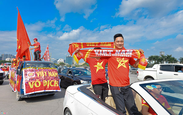 Cổ động viên diễu hành tiếp lửa cho đội tuyển Việt Nam