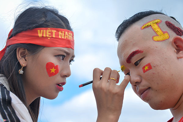 Cổ động viên diễu hành tiếp lửa cho đội tuyển Việt Nam