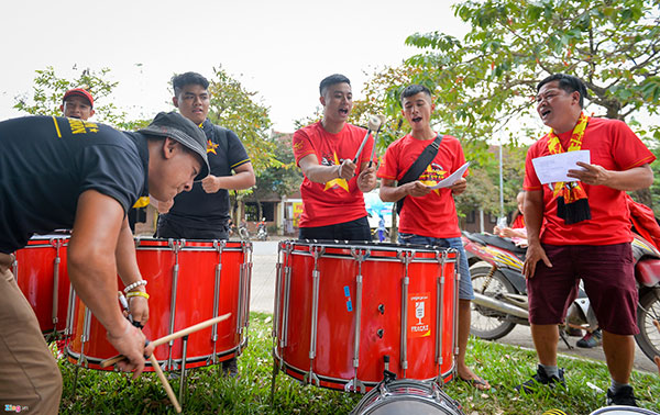 Cổ động viên diễu hành tiếp lửa cho đội tuyển Việt Nam