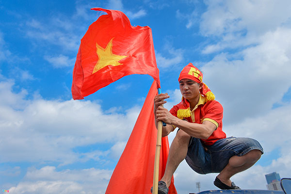 Cổ động viên diễu hành tiếp lửa cho đội tuyển Việt Nam