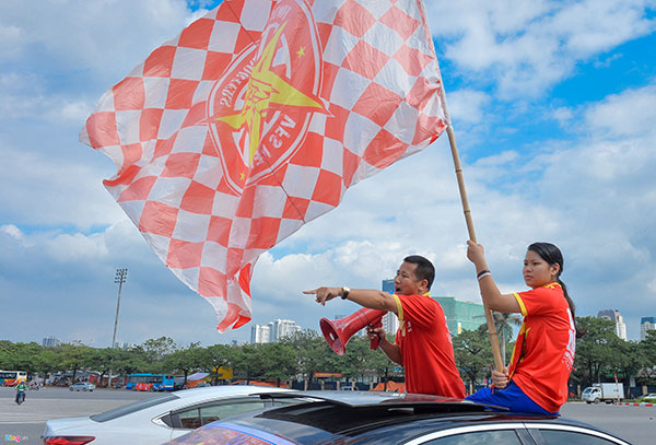 Cổ động viên diễu hành tiếp lửa cho đội tuyển Việt Nam