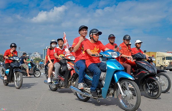 Cổ động viên diễu hành tiếp lửa cho đội tuyển Việt Nam