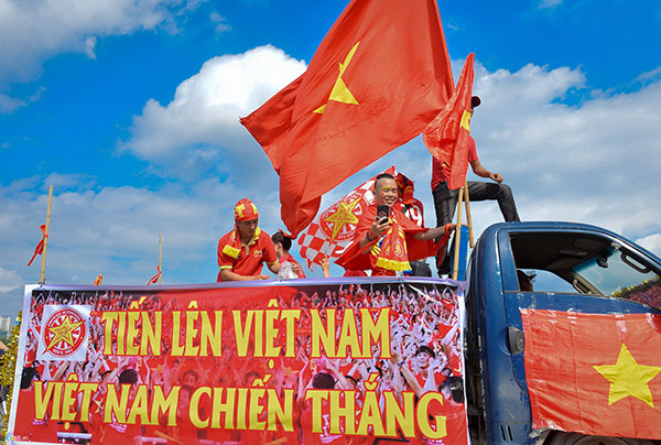 Cổ động viên diễu hành tiếp lửa cho đội tuyển Việt Nam