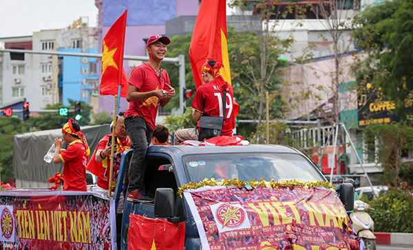 Cổ động viên diễu hành tiếp lửa cho đội tuyển Việt Nam