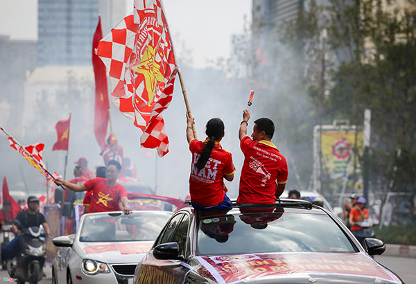 Cổ động viên diễu hành tiếp lửa cho đội tuyển Việt Nam