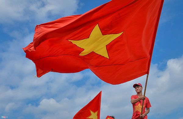 Cổ động viên diễu hành tiếp lửa cho đội tuyển Việt Nam